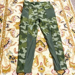 Cute camo running 🏃‍♀️ leggings with side pockets and zip back pocket size S